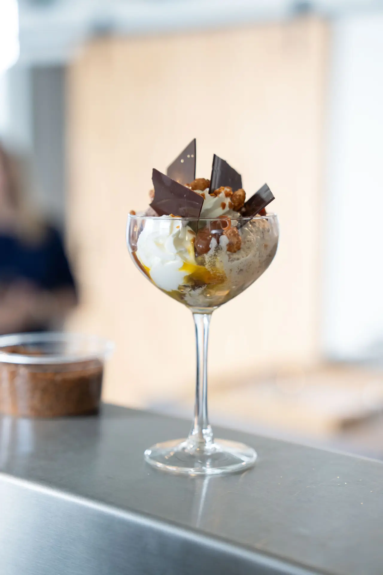 22582 – 22715_BelgianChocolate_BelgianCaramelBiscuit_coupe achtergrond 1