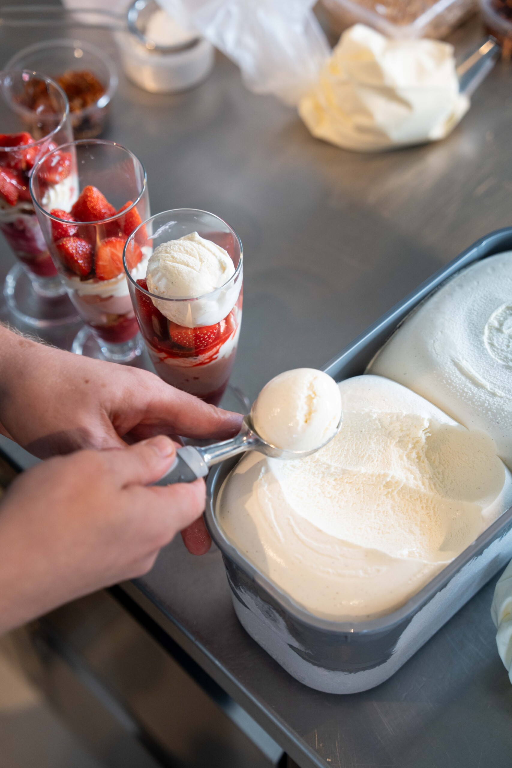 22700_VanillaBourbonPremium_Scooping-1